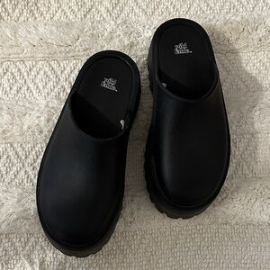 Wild Fable Classic Black Slip-On Clogs
